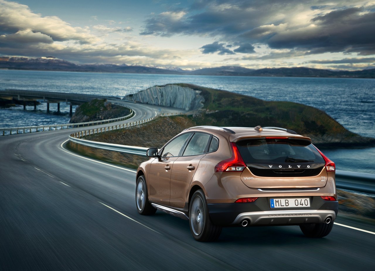 Volvo V40 Cross Country 2013 wallpaper