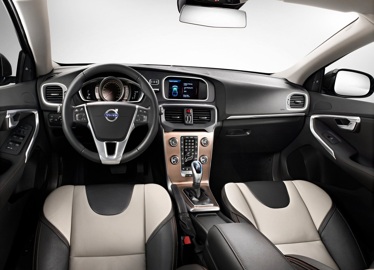 Volvo V40 Cross Country приборная панель
