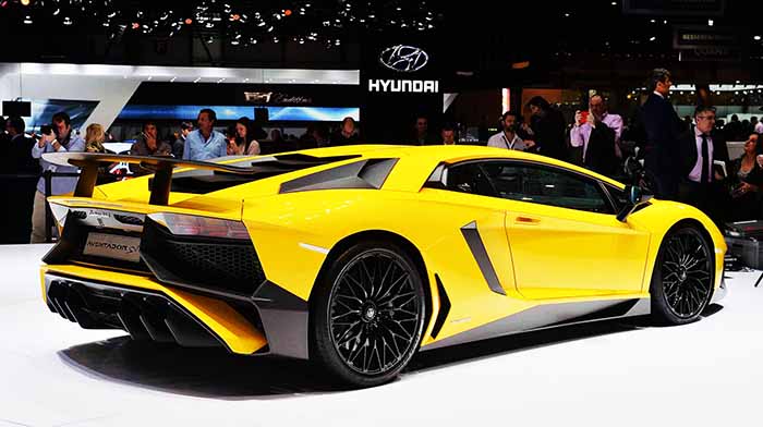 Lamborghini Aventador Superveloce - вид сзади новинок Женевы 2015