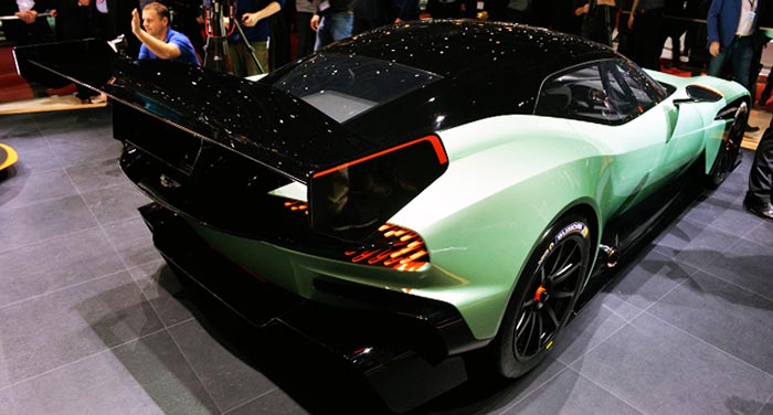 Aston Martin Vulcan - вид сзади новинки Женевы 2015 от Aston Martin