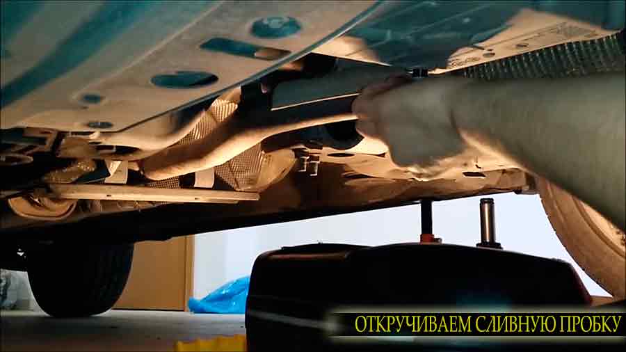 Расположение сливной пробки на Опель Инсигния