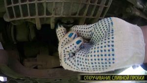 Сливная пробка форд Фокус откручивается ключом на 17.