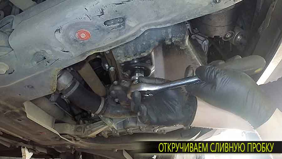 Откручиваем сливную пробку с помощью ключа