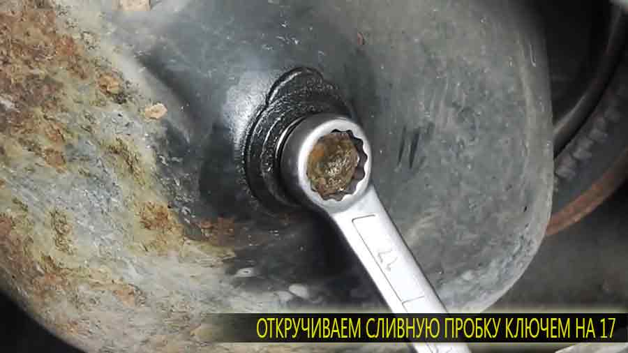 Откручиваем сливную пробку Лада Калины ключом на 17 для слива отработанного масла